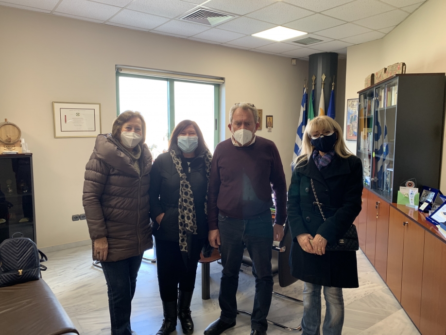 &Omicron; &Delta;ή&mu;&alpha;&rho;&chi;&omicron;&sigmaf; &Sigma;&alpha;&rho;&omega;&nu;&iota;&kappa;&omicron;ύ, &Pi;έ&tau;&rho;&omicron;&sigmaf; &Phi;&iota;&lambda;ί&pi;&pi;&omicron;&upsilon;, &sigma;&upsilon;&nu;&alpha;&nu;&tau;ή&theta;&eta;&kappa;&epsilon; &mu;&epsilon; &alpha;&nu;&tau;&iota;&pi;&rho;&omicron;&sigma;&omega;&pi;&epsilon;ί&alpha; &tau;&omicron;&upsilon; &Sigma;&upsilon;&lambda;&lambda;ό&gamma;&omicron;&upsilon; &Alpha;&nu;ά&delta;&omicron;&chi;&omega;&nu; &Omicron;&iota;&kappa;&omicron;&gamma;&epsilon;&nu;&epsilon;&iota;ώ&nu; &Delta;ή&mu;&omicron;&upsilon; &Sigma;&alpha;&rho;&omega;&nu;&iota;&kappa;&omicron;ύ