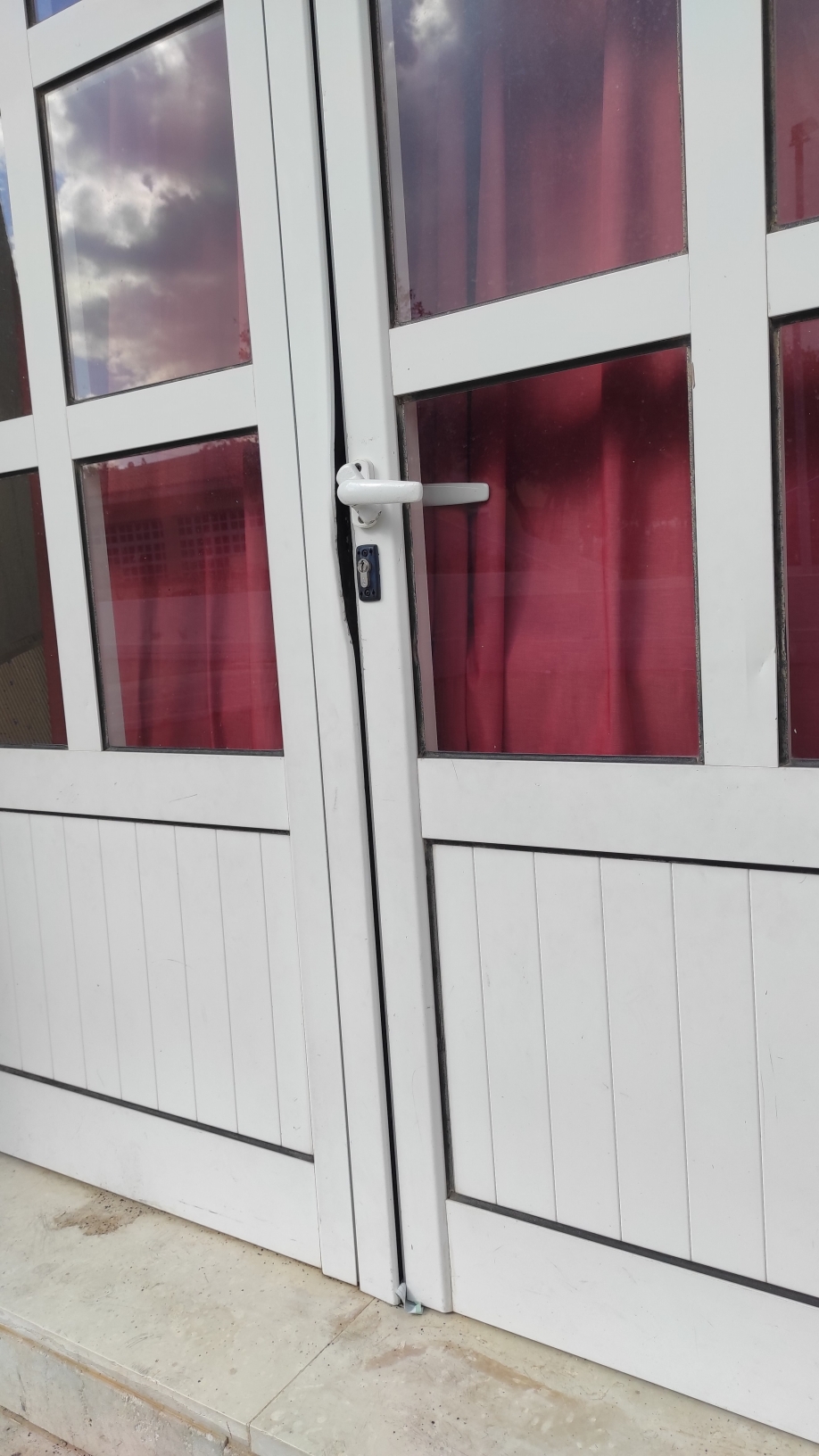 &Delta;ή&mu;&omicron;&sigmaf; &Sigma;&alpha;&rho;&omega;&nu;&iota;&kappa;&omicron;ύ: &Delta;&iota;ά&rho;&rho;&eta;&xi;&eta; &kappa;&alpha;&iota; &beta;&alpha;&nu;&delta;&alpha;&lambda;&iota;&sigma;&mu;&omicron;ί &sigma;&tau;&omicron; &Delta;&eta;&mu;&omicron;&tau;&iota;&kappa;ό &Sigma;&chi;&omicron;&lambda;&epsilon;ί&omicron; &Pi;&alpha;&lambda;&alpha;&iota;ά&sigmaf; &Phi;ώ&kappa;&alpha;&iota;&alpha;&sigmaf;