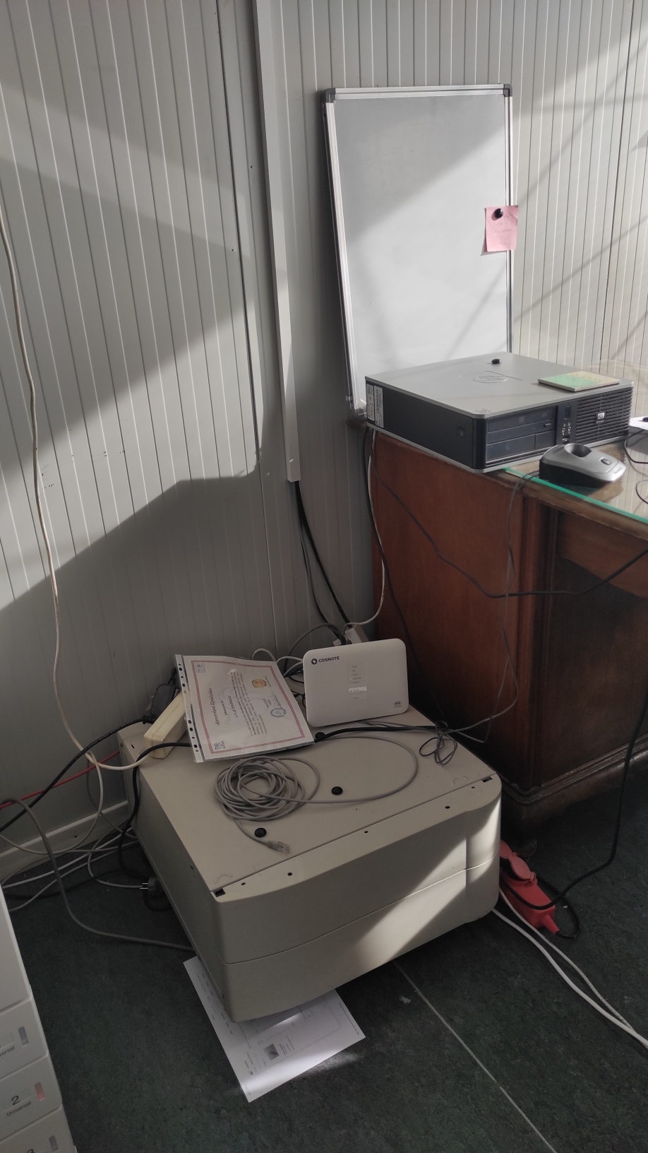 &Delta;ή&mu;&omicron;&sigmaf; &Sigma;&alpha;&rho;&omega;&nu;&iota;&kappa;&omicron;ύ: &Delta;&iota;ά&rho;&rho;&eta;&xi;&eta; &kappa;&alpha;&iota; &beta;&alpha;&nu;&delta;&alpha;&lambda;&iota;&sigma;&mu;&omicron;ί &sigma;&tau;&omicron; &Delta;&eta;&mu;&omicron;&tau;&iota;&kappa;ό &Sigma;&chi;&omicron;&lambda;&epsilon;ί&omicron; &Pi;&alpha;&lambda;&alpha;&iota;ά&sigmaf; &Phi;ώ&kappa;&alpha;&iota;&alpha;&sigmaf;