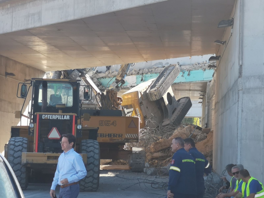 Μέγαρα: Κατέρρευσε τμήμα της γέφυρας στον κυκλικό κόμβο ΠΕΟΑΚ