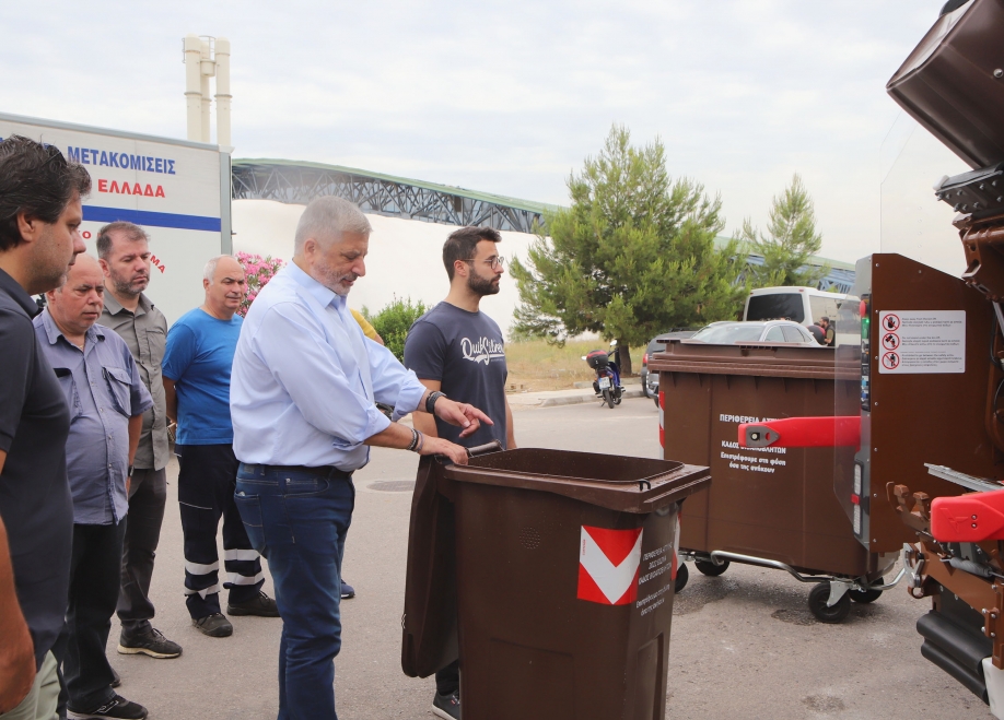 Τέσσερα απορριμματοφόρα και 900 καφέ κάδους ανακύκλωσης παρέλαβε ο Δήμος Γαλατσίου