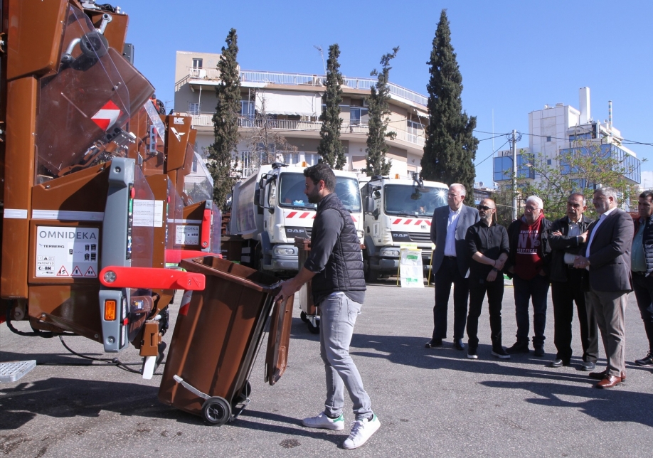 Παράδοση 3 απορριμματοφόρων συλλογής βιοαποβλήτων και καφέ κάδων ειδικής ανακύκλωσης από την Περιφέρεια Αττικής στον Δήμο Νίκαιας Αγ. Ι. Ρέντη