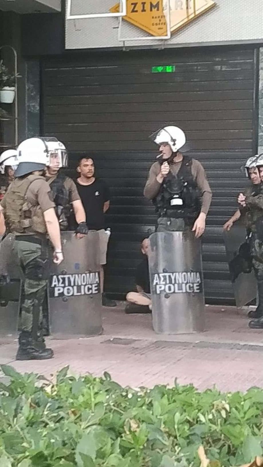 Έκτακτο: Συνελήφθη δημοτικός σύμβουλος Χαλανδρίου μετά από επίθεση της αστυνομίας σε πορεία στο Σύνταγμα