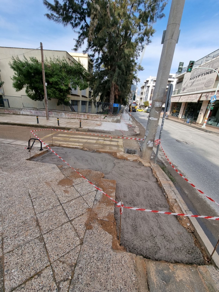 Τρεις εβδομάδες ανοιχτό το πεζοδρόμιο.