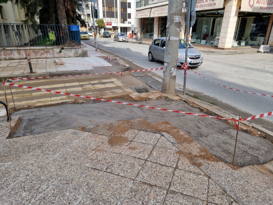 &Tau;&rho;&epsilon;&iota;&sigmaf; &epsilon;&beta;&delta;&omicron;&mu;ά&delta;&epsilon;&sigmaf; &alpha;&nu;&omicron;&iota;&chi;&tau;ό &tau;&omicron; &pi;&epsilon;&zeta;&omicron;&delta;&rho;ό&mu;&iota;&omicron;.