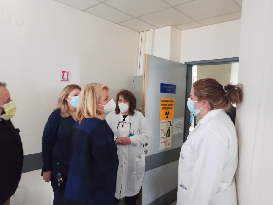 Επίσκεψη της Ρένας Δούρου στο Λαϊκό Νοσοκομείο: “Στο στόχαστρο Κυβέρνησης και Περιφέρειας τα νοσοκομεία που είναι στην πρώτη γραμμή του αγώνα για την υγεία των πολιτών”