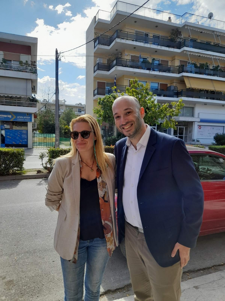 &Mu;&epsilon; &tau;&eta;&nu; "&Delta;ή&mu;&omicron;&sigmaf; &Mu;&pi;&rho;&omicron;&sigma;&tau;ά+" &eta; &Lambda;ί&nu;&alpha; &Alpha;&nu;&delta;&rho;&iota;&nu;&omicron;&pi;&omicron;ύ&lambda;&omicron;&upsilon;