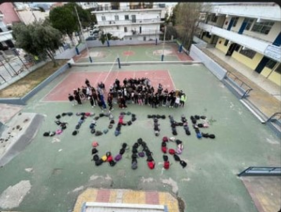 "&Omicron;&Chi;&Iota; &sigma;&tau;&omicron;&nu; &pi;ό&lambda;&epsilon;&mu;&omicron;" &alpha;&pi;ό &tau;&alpha; &pi;&alpha;&iota;&delta;&iota;ά &tau;&omicron;&upsilon; 2&omicron;&upsilon; &Gamma;&Epsilon;&Lambda; &Mu;&epsilon;&tau;&alpha;&mu;ό&rho;&phi;&omega;&sigma;&eta;&sigmaf;
