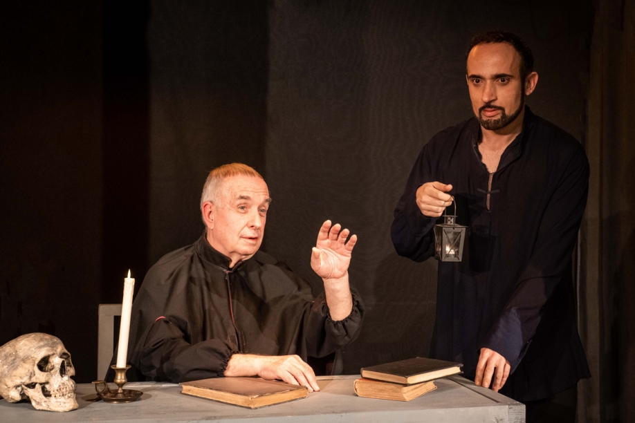 &Phi;ά&omicron;&upsilon;&sigma;&tau;: &Delta;ύ&omicron; &tau;&epsilon;&lambda;&epsilon;&upsilon;&tau;&alpha;ί&epsilon;&sigmaf; &pi;&alpha;&rho;&alpha;&sigma;&tau;ά&sigma;&epsilon;&iota;&sigmaf; &sigma;&tau;&omicron;&nu; &Pi;&omicron;&lambda;&upsilon;&chi;ώ&rho;&omicron; &Pi;&omicron;&lambda;&iota;&tau;&iota;&sigma;&mu;&omicron;ύ &Delta;&iota;έ&lambda;&epsilon;&upsilon;&sigma;&iota;&sigmaf;