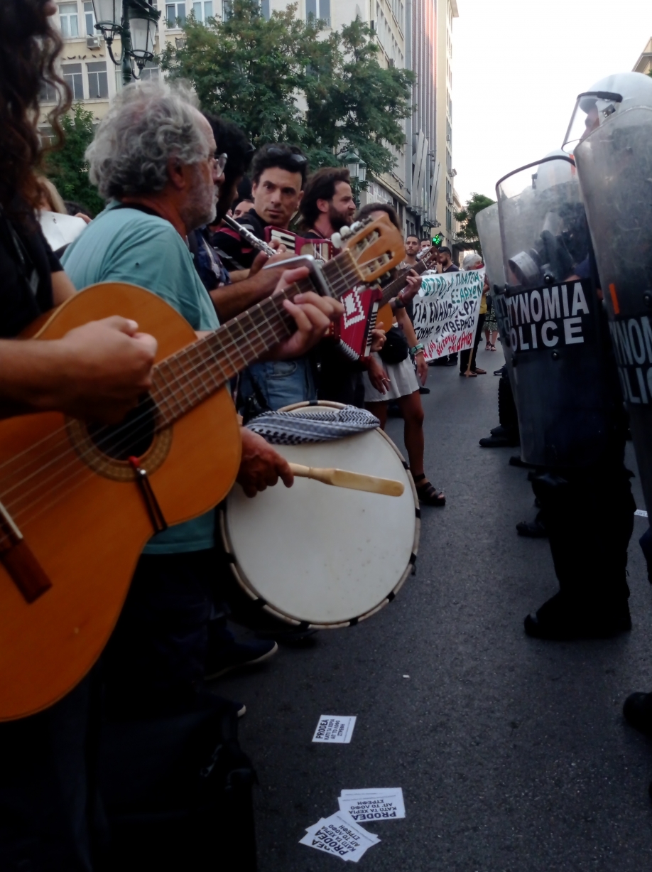 &Mu;&alpha;&zeta;&iota;&kappa;ή &sigma;&upsilon;&gamma;&kappa;έ&nu;&tau;&rho;&omega;&sigma;&eta; &gamma;&iota;&alpha; &tau;&omicron; &mu;&epsilon;&tau;&rho;ό &sigma;&tau;&alpha; &Epsilon;&xi;ά&rho;&chi;&epsilon;&iota;&alpha; (video)