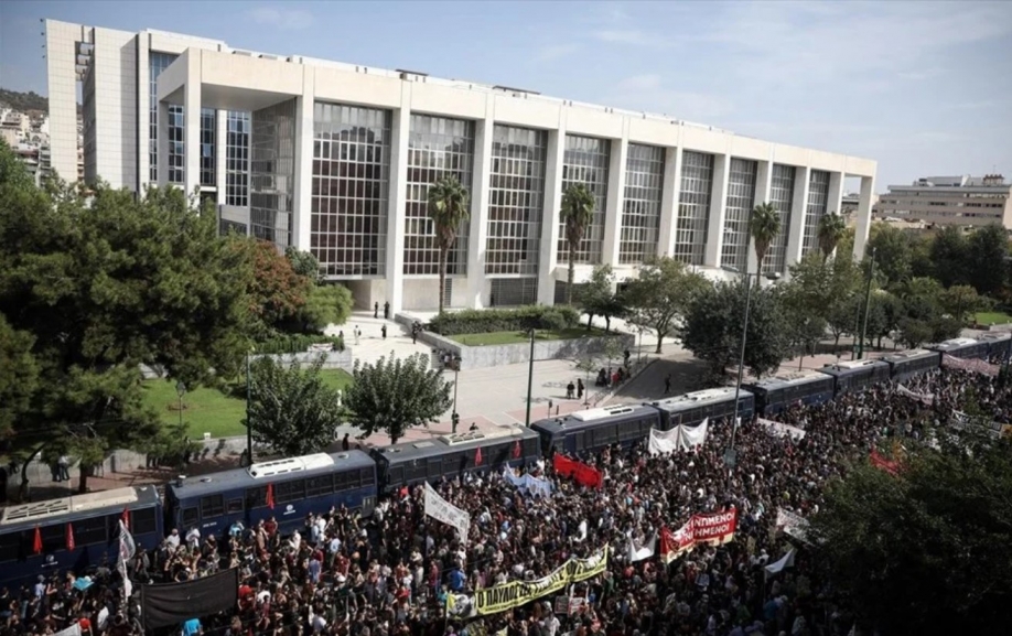 &Sigma;.&Epsilon;.&Pi;.&Epsilon;. "&Gamma;.&Sigma;&epsilon;&phi;έ&rho;&eta;&sigmaf;": Έ&xi;&omega; &omicron;&iota; &phi;&alpha;&sigma;ί&sigma;&tau;&epsilon;&sigmaf; &alpha;&pi;ό &tau;&iota;&sigmaf; &gamma;&epsilon;&iota;&tau;&omicron;&nu;&iota;έ&sigmaf; &mu;&alpha;&sigmaf; - Ό&lambda;&omicron;&iota; &sigma;&tau;&eta; &sigma;&upsilon;&gamma;&kappa;έ&nu;&tau;&rho;&omega;&sigma;&eta; &sigma;&tau;&omicron; &Epsilon;&phi;&epsilon;&tau;&epsilon;ί&omicron;