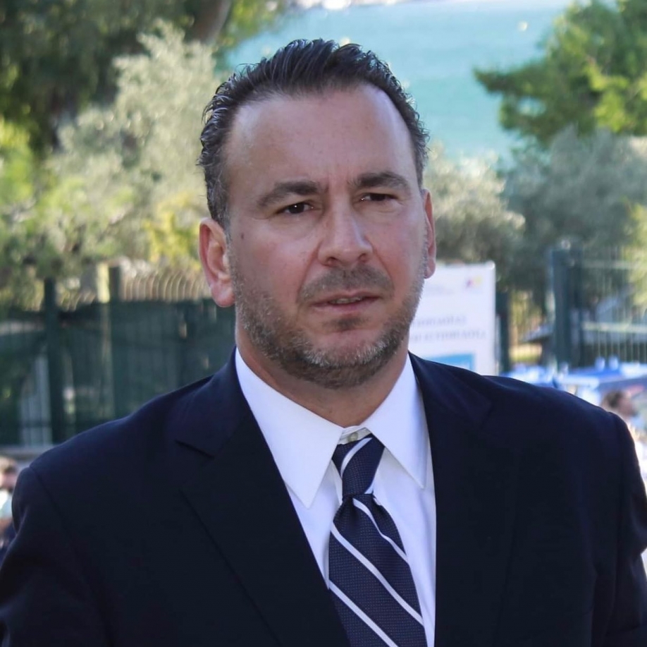 &Pi;&alpha;&rho;&alpha;ί&tau;&eta;&theta;&eta;&kappa;&epsilon; &omicron; &Gamma;&iota;ώ&rho;&gamma;&omicron;&sigmaf; &Kappa;&omicron;&kappa;&omicron;&lambda;έ&tau;&sigma;&omicron;&sigmaf; &alpha;&pi;ό &tau;&eta; &theta;έ&sigma;&eta; &tau;&omicron;&upsilon; &pi;&rho;&omicron;έ&delta;&rho;&omicron;&upsilon; &tau;&eta;&sigmaf; &Delta;&eta;&mu;&omicron;&tau;&iota;&kappa;ή&sigmaf; &Kappa;&omicron;&iota;&nu;ό&tau;&eta;&tau;&alpha;&sigmaf; &Beta;&omicron;&upsilon;&lambda;&iota;&alpha;&gamma;&mu;έ&nu;&eta;&sigmaf;