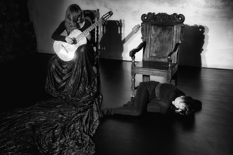 &Eta; &pi;&alpha;&rho;ά&sigma;&tau;&alpha;&sigma;&eta; &ldquo;Ό&nu;&epsilon;&iota;&rho;&omicron; &eta; &Zeta;&omega;ή&rdquo; &sigma;&tau;&omicron; &Mu;&iota;&kappa;&rho;&omicron;&sigma;&kappa;&omicron;&pi;&iota;&kappa;ό &Theta;έ&alpha;&tau;&rho;&omicron; &gamma;&iota;&alpha; 3 &mu;ό&nu;&omicron; &pi;&alpha;&rho;&alpha;&sigma;&tau;ά&sigma;&epsilon;&iota;&sigmaf;