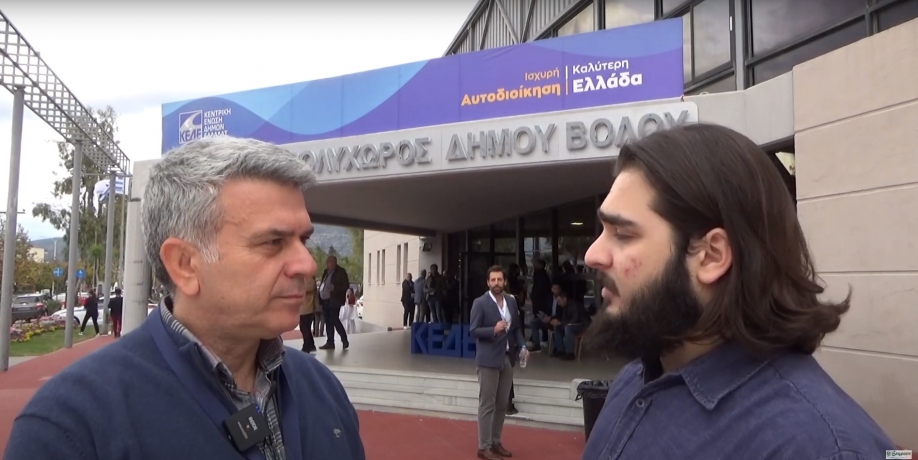 &Omicron; &Pi;&alpha;&nu;&alpha;&gamma;&iota;ώ&tau;&eta;&sigmaf; &Mu;&alpha;&nu;&omicron;ύ&rho;&eta;&sigmaf; &sigma;&tau;&eta;&nu; &kappa;ά&mu;&epsilon;&rho;&alpha; &tau;&eta;&sigmaf; Έ&kappa;&phi;&rho;&alpha;&sigma;&eta;&sigmaf;, &sigma;&tau;&omicron; &sigma;&upsilon;&nu;έ&delta;&rho;&iota;&omicron; &tau;&eta;&sigmaf; &Kappa;.&Epsilon;.&Delta;.&Epsilon;.