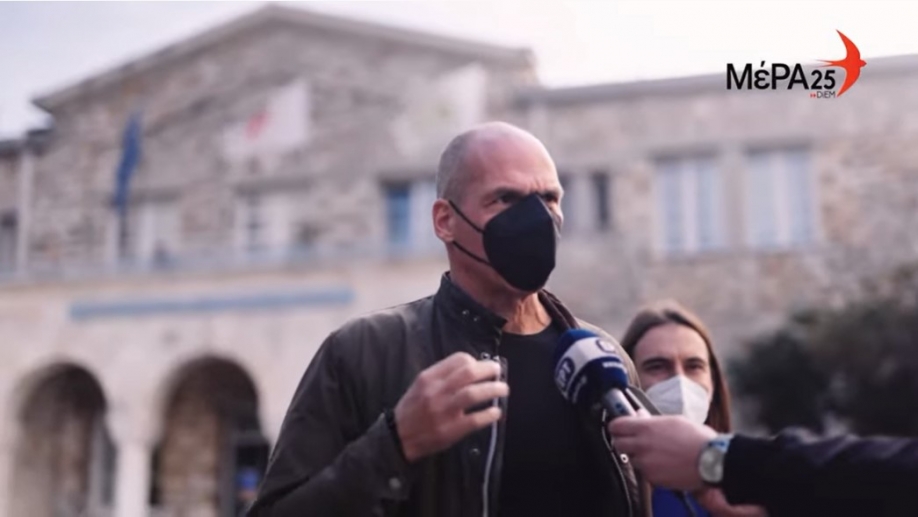 &Sigma;&tau;&omicron; &Pi;&alpha;ί&delta;&omega;&nu; &Pi;&epsilon;&nu;&tau;έ&lambda;&eta;&sigmaf; &omicron; &Gamma;&iota;ά&nu;&eta;&sigmaf; &Beta;&alpha;&rho;&omicron;&upsilon;&phi;ά&kappa;&eta;&sigmaf; (&beta;ί&nu;&tau;&epsilon;&omicron;)