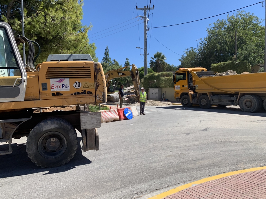 Δήμος Σαρωνικού: Συνεχίζονται οι εργασίες του αποχετευτικού δικτύου στα Καλύβια, ξεκινούν τα έργα στον Κουβαρά