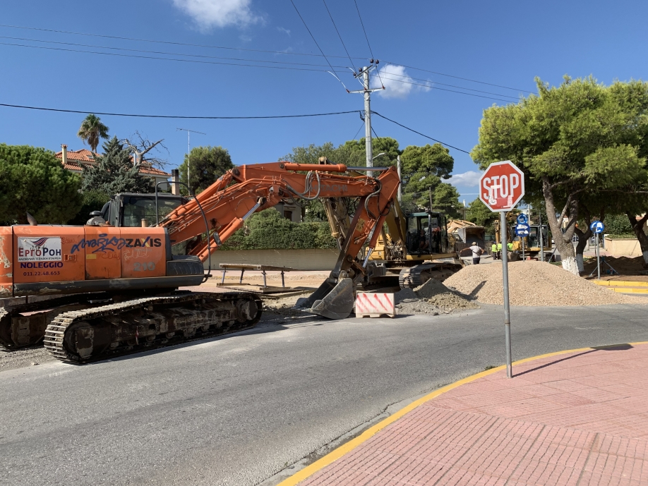 Δήμος Σαρωνικού: Συνεχίζονται οι εργασίες του αποχετευτικού δικτύου στα Καλύβια, ξεκινούν τα έργα στον Κουβαρά