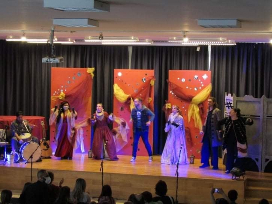 &Pi;&alpha;&iota;&delta;&iota;ά &alpha;&pi;ό &tau;&omicron;&nu; &Delta;ή&mu;&omicron; &Eta;&rho;&alpha;&kappa;&lambda;&epsilon;ί&omicron;&upsilon; &Alpha;&tau;&tau;&iota;&kappa;ή&sigmaf; &kappa;&alpha;&iota; &tau;&omicron; &Chi;&alpha;&mu;ό&gamma;&epsilon;&lambda;&omicron; &tau;&omicron;&upsilon; &Pi;&alpha;&iota;&delta;&iota;&omicron;ύ &pi;&alpha;&rho;&alpha;&kappa;&omicron;&lambda;&omicron;ύ&theta;&eta;&sigma;&alpha;&nu; &tau;&iota;&sigmaf; &pi;&epsilon;&rho;&iota;&pi;έ&tau;&epsilon;&iota;&epsilon;&sigmaf; &tau;&omicron;&upsilon; &laquo;&Alpha;&tau;&tau;&iota;&kappa;&omicron;ύ&lambda;&eta;&raquo;