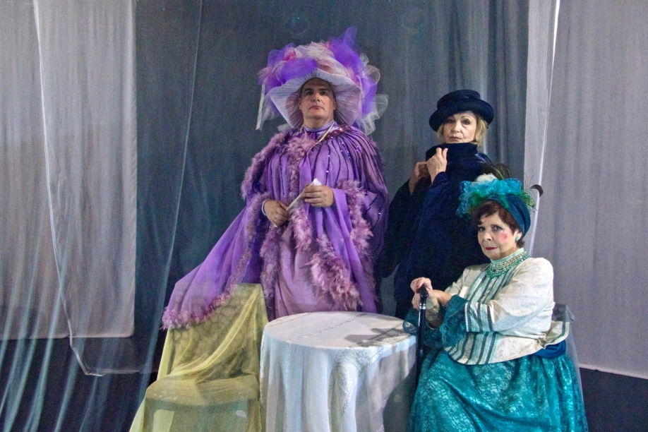 &Eta; &pi;&alpha;&rho;ά&sigma;&tau;&alpha;&sigma;&eta; "&Mu;&iota;&alpha; &Gamma;&upsilon;&nu;&alpha;ί&kappa;&alpha; &chi;&omega;&rho;ί&sigmaf; &sigma;&eta;&mu;&alpha;&sigma;ί&alpha;" &tau;&omicron;&upsilon; Ό&sigma;&kappa;&alpha;&rho; &Omicron;&upsilon;ά&iota;&lambda;&nu;&tau; &sigma;&tau;&omicron; &theta;έ&alpha;&tau;&rho;&omicron; &Tau;έ&chi;&nu;&eta;&sigmaf; &Kappa;ά&rho;&omicron;&lambda;&omicron;&upsilon; &Kappa;&omicron;&upsilon;&nu;