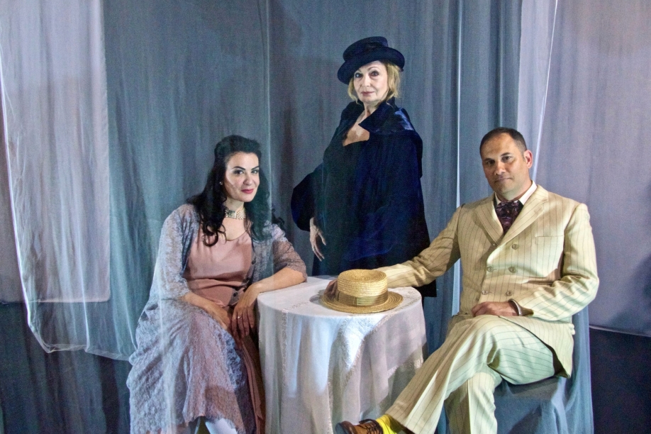 &Eta; &pi;&alpha;&rho;ά&sigma;&tau;&alpha;&sigma;&eta; "&Mu;&iota;&alpha; &Gamma;&upsilon;&nu;&alpha;ί&kappa;&alpha; &chi;&omega;&rho;ί&sigmaf; &sigma;&eta;&mu;&alpha;&sigma;ί&alpha;" &tau;&omicron;&upsilon; Ό&sigma;&kappa;&alpha;&rho; &Omicron;&upsilon;ά&iota;&lambda;&nu;&tau; &sigma;&tau;&omicron; &theta;έ&alpha;&tau;&rho;&omicron; &Tau;έ&chi;&nu;&eta;&sigmaf; &Kappa;ά&rho;&omicron;&lambda;&omicron;&upsilon; &Kappa;&omicron;&upsilon;&nu;