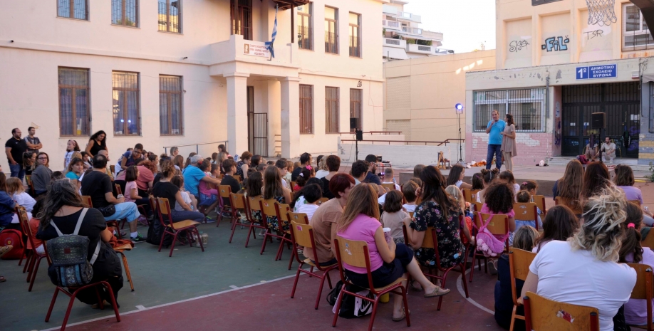 &Delta;ή&mu;&omicron;&sigmaf; &Beta;ύ&rho;&omega;&nu;&alpha;: &Pi;&alpha;&rho;&omicron;&upsilon;&sigma;&iota;ά&sigma;&tau;&eta;&kappa;&epsilon; &tau;&omicron; &sigma;&mu;&upsilon;&rho;&nu;&alpha;ί&iota;&kappa;&omicron; &pi;&alpha;&rho;&alpha;&mu;ύ&theta;&iota; "&Eta; &Beta;&alpha;&sigma;&iota;&lambda;&omicron;&pi;&omicron;ύ&lambda;&alpha; &Rho;&omicron;&delta;&omicron;&gamma;ά&lambda;&eta; &kappa;&alpha;&iota; &omicron; &Chi;&rho;&omicron;&upsilon;&sigma;&alpha;&eta;&tau;ό&sigmaf; Ά&tau;&upsilon;&sigmaf;"