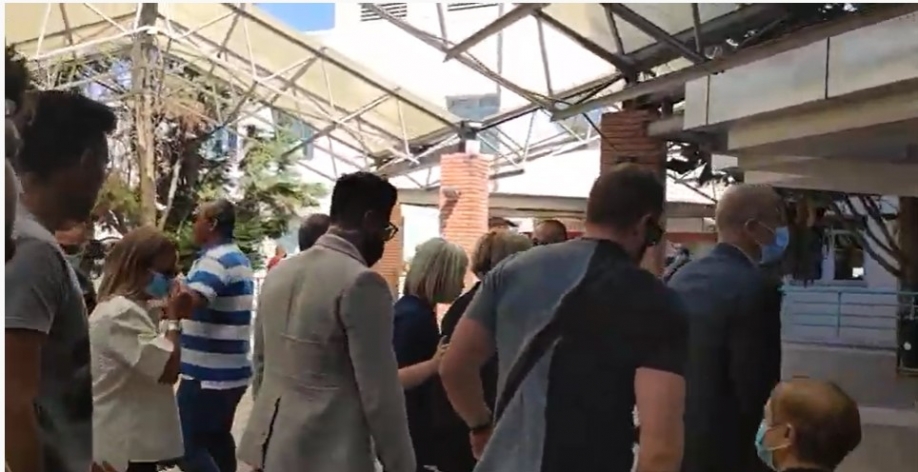 &quot;Θερμή&quot; υποδοχή στη Μίνα Γκάγκα: &quot;Ντροπή σου, πεινάνε συνάδελφοί σου&quot;