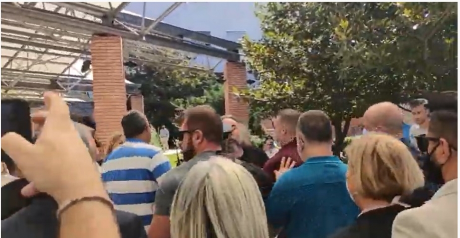 "&Theta;&epsilon;&rho;&mu;ή" &upsilon;&pi;&omicron;&delta;&omicron;&chi;ή &sigma;&tau;&eta; &Mu;ί&nu;&alpha; &Gamma;&kappa;ά&gamma;&kappa;&alpha;: "&Nu;&tau;&rho;&omicron;&pi;ή &sigma;&omicron;&upsilon;, &pi;&epsilon;&iota;&nu;ά&nu;&epsilon; &sigma;&upsilon;&nu;ά&delta;&epsilon;&lambda;&phi;&omicron;ί &sigma;&omicron;&upsilon;"