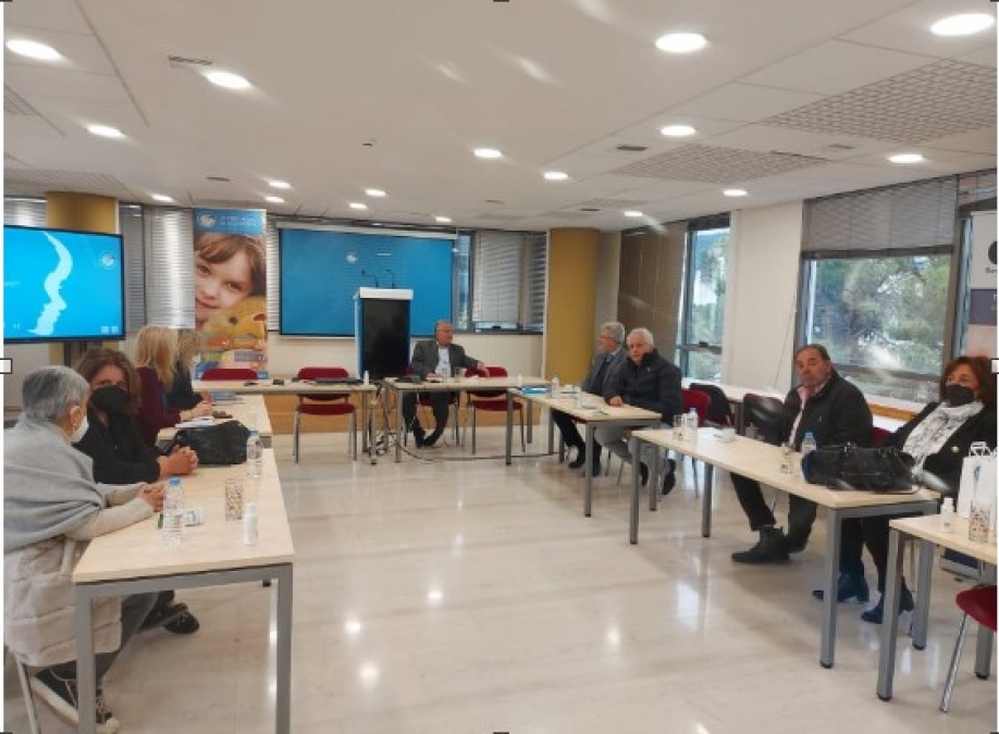 &Sigma;&tau;&omicron; "&Chi;&alpha;&mu;ό&gamma;&epsilon;&lambda;&omicron; &tau;&omicron;&upsilon; &pi;&alpha;&iota;&delta;&iota;&omicron;ύ" &eta; &pi;&alpha;&rho;ά&tau;&alpha;&xi;&eta; &tau;&omicron;&upsilon; &Gamma;. &Omicron;&iota;&kappa;&omicron;&nu;ό&mu;&omicron;&upsilon;