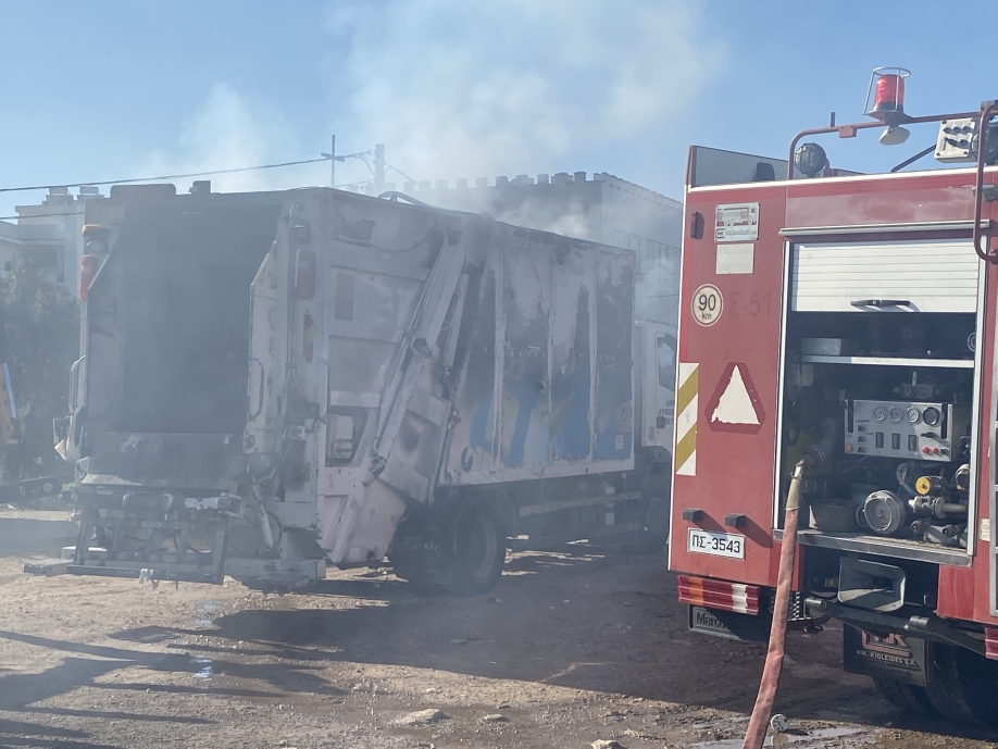 Σάπια παμπάλαια μηχανήματα- Οι εργαζόμενοι για τη φωτιά στο απορριμματοφόρο