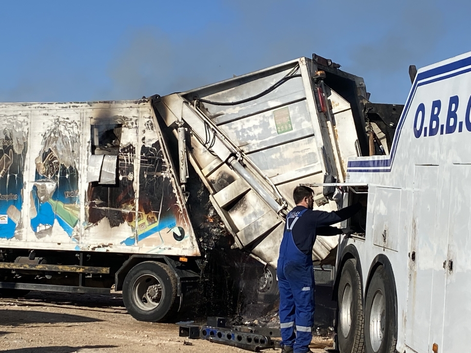 Σάπια παμπάλαια μηχανήματα- Οι εργαζόμενοι για τη φωτιά στο απορριμματοφόρο