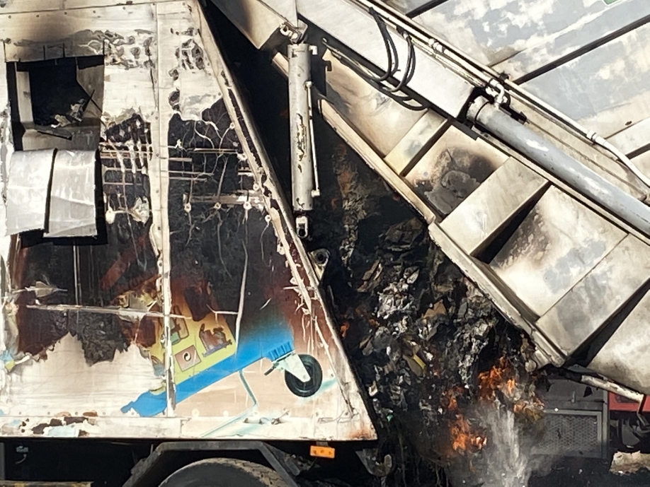 Σάπια παμπάλαια μηχανήματα- Οι εργαζόμενοι για τη φωτιά στο απορριμματοφόρο