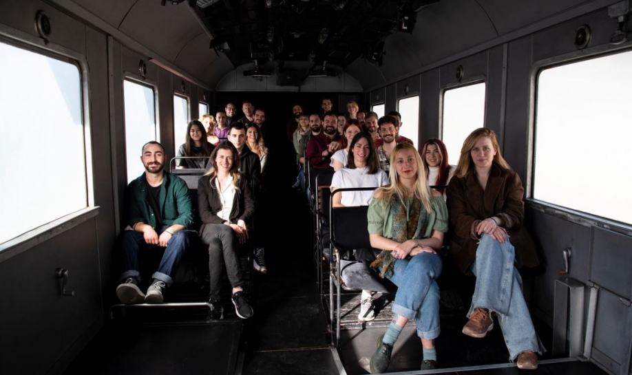 11&omicron; &Phi;&epsilon;&sigma;&tau;&iota;&beta;ά&lambda; &Nu;έ&omega;&nu; &Kappa;&alpha;&lambda;&lambda;&iota;&tau;&epsilon;&chi;&nu;ώ&nu; "&Tau;&alpha; 12 &Kappa;&omicron;&upsilon;&pi;έ", 15-29 &Mu;&alpha;ΐ&omicron;&upsilon; 2022, &Alpha;&mu;&alpha;&xi;&omicron;&sigma;&tau;&omicron;&iota;&chi;ί&alpha; - &Theta;έ&alpha;&tau;&rho;&omicron; &tau;&omicron; &Tau;&rho;έ&nu;&omicron; &sigma;&tau;&omicron; &Rho;&omicron;&upsilon;&phi;