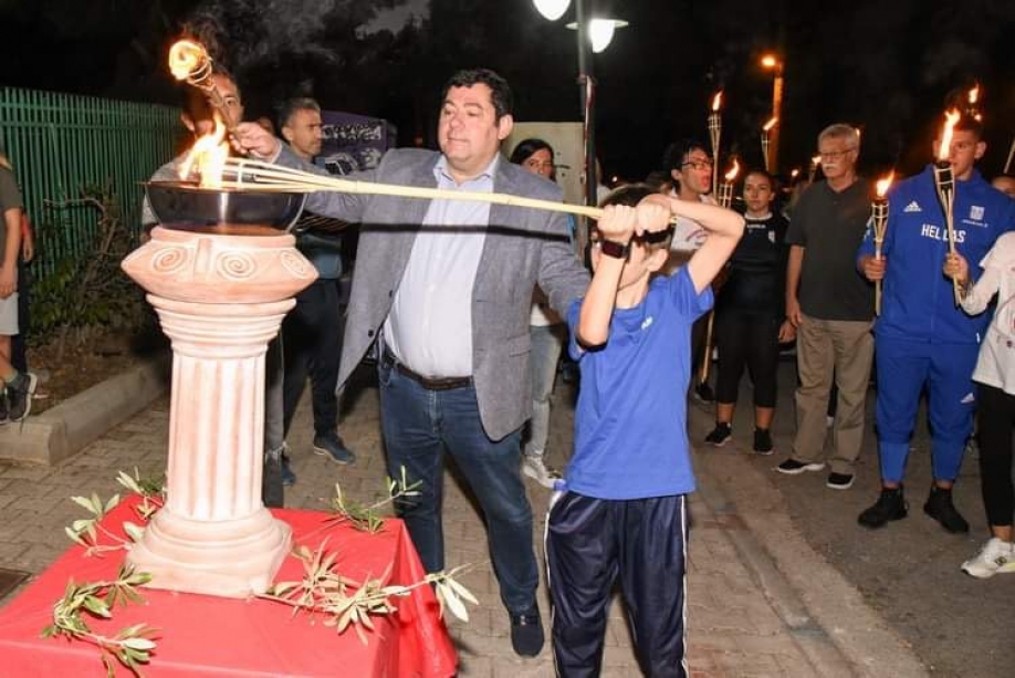 &Eta; &Lambda;&alpha;&mu;&pi;&alpha;&delta;&eta;&delta;&rho;&omicron;&mu;ί&alpha; &Epsilon;&theta;&epsilon;&lambda;&omicron;&nu;&tau;ώ&nu; &Alpha;&iota;&mu;&omicron;&delta;&omicron;&tau;ώ&nu; &pi;έ&rho;&alpha;&sigma;&epsilon; &alpha;&pi;ό &tau;&omicron;&nu; &Delta;ή&mu;&omicron; &Lambda;&upsilon;&kappa;ό&beta;&rho;&upsilon;&sigma;&eta;&sigmaf;- &Pi;&epsilon;ύ&kappa;&eta;&sigmaf;