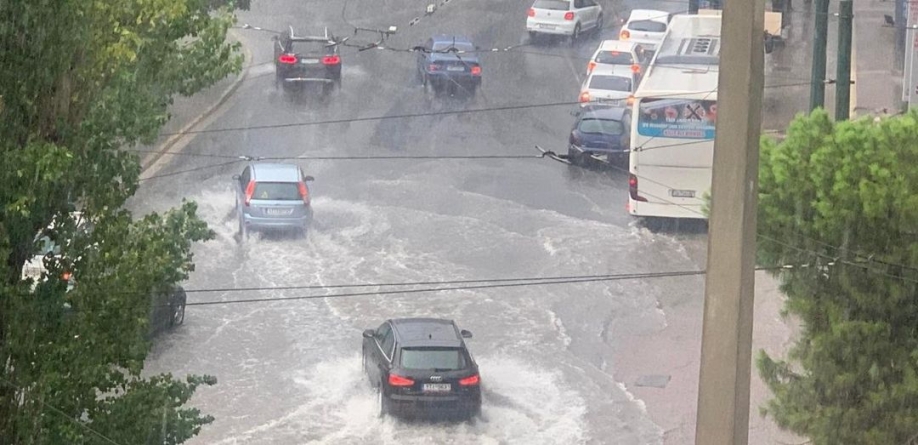 Ανοιχτή Πόλη: Οι δρόμοι της Αθήνας μετατράπηκαν ξανά σε ποτάμια