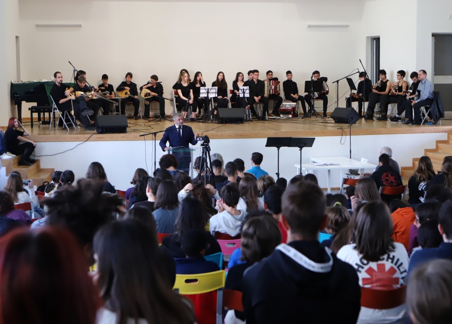 &Alpha;&pi;&omicron;&nu;&omicron;&mu;ή &beta;&rho;&alpha;&beta;&epsilon;ί&omega;&nu; &kappa;&alpha;&iota; &chi;&rho;&eta;&mu;&alpha;&tau;&iota;&kappa;ώ&nu; &epsilon;&pi;ά&theta;&lambda;&omega;&nu; &ldquo;&Mu;ί&kappa;&eta;&sigmaf; &Theta;&epsilon;&omicron;&delta;&omega;&rho;ά&kappa;&eta;&sigmaf;&rdquo; &sigma;&epsilon; &alpha;&rho;&iota;&sigma;&tau;&epsilon;ύ&sigma;&alpha;&nu;&tau;&epsilon;&sigmaf; &mu;&alpha;&theta;&eta;&tau;έ&sigmaf; &tau;&omicron;&upsilon; &Mu;&omicron;&upsilon;&sigma;&iota;&kappa;&omicron;ύ &Sigma;&chi;&omicron;&lambda;&epsilon;ί&omicron;&upsilon; &Alpha;&theta;&eta;&nu;ώ&nu;