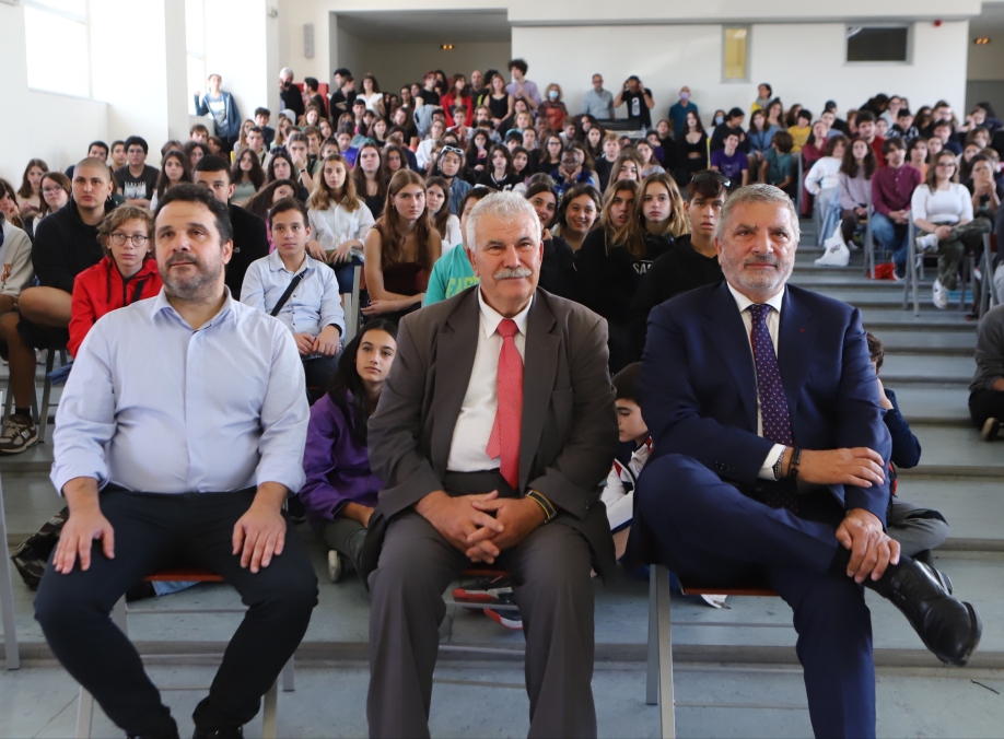 &Alpha;&pi;&omicron;&nu;&omicron;&mu;ή &beta;&rho;&alpha;&beta;&epsilon;ί&omega;&nu; &kappa;&alpha;&iota; &chi;&rho;&eta;&mu;&alpha;&tau;&iota;&kappa;ώ&nu; &epsilon;&pi;ά&theta;&lambda;&omega;&nu; &ldquo;&Mu;ί&kappa;&eta;&sigmaf; &Theta;&epsilon;&omicron;&delta;&omega;&rho;ά&kappa;&eta;&sigmaf;&rdquo; &sigma;&epsilon; &alpha;&rho;&iota;&sigma;&tau;&epsilon;ύ&sigma;&alpha;&nu;&tau;&epsilon;&sigmaf; &mu;&alpha;&theta;&eta;&tau;έ&sigmaf; &tau;&omicron;&upsilon; &Mu;&omicron;&upsilon;&sigma;&iota;&kappa;&omicron;ύ &Sigma;&chi;&omicron;&lambda;&epsilon;ί&omicron;&upsilon; &Alpha;&theta;&eta;&nu;ώ&nu;