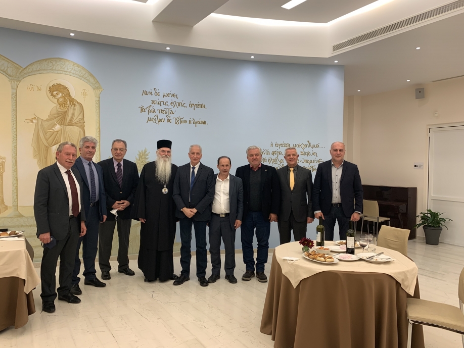 &Omicron; &Pi;έ&tau;&rho;&omicron;&sigmaf; &Phi;&iota;&lambda;ί&pi;&pi;&omicron;&upsilon;, &sigma;&epsilon; &sigma;ύ&sigma;&kappa;&epsilon;&psi;&eta; &sigma;&tau;&eta;&nu; &Iota;.&Mu; &Mu;&epsilon;&sigma;&omicron;&gamma;&alpha;ί&alpha;&sigmaf;-&Lambda;&alpha;&upsilon;&rho;&epsilon;&omega;&tau;&iota;&kappa;ή&sigmaf; &mu;&epsilon; &tau;&omicron;&nu; &Mu;&eta;&tau;&rho;&omicron;&pi;&omicron;&lambda;ί&tau;&eta; &kappa;. &Nu;&iota;&kappa;ό&lambda;&alpha;&omicron; &kappa;&alpha;&iota; &delta;&eta;&mu;ά&rho;&chi;&omicron;&upsilon;&sigmaf;.