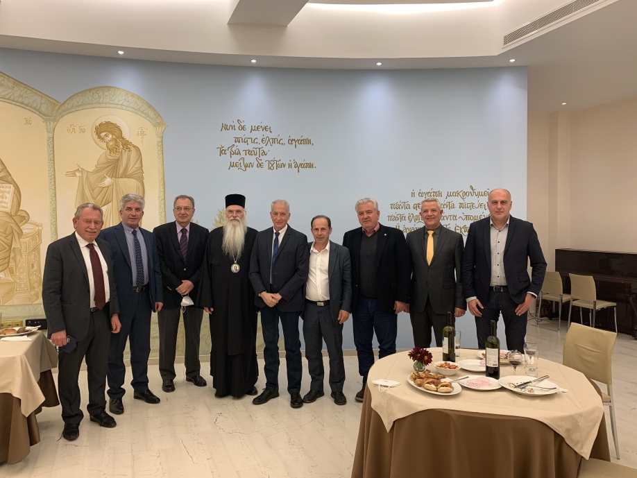 &Omicron; &Pi;έ&tau;&rho;&omicron;&sigmaf; &Phi;&iota;&lambda;ί&pi;&pi;&omicron;&upsilon;, &sigma;&epsilon; &sigma;ύ&sigma;&kappa;&epsilon;&psi;&eta; &sigma;&tau;&eta;&nu; &Iota;.&Mu; &Mu;&epsilon;&sigma;&omicron;&gamma;&alpha;ί&alpha;&sigmaf;-&Lambda;&alpha;&upsilon;&rho;&epsilon;&omega;&tau;&iota;&kappa;ή&sigmaf; &mu;&epsilon; &tau;&omicron;&nu; &Mu;&eta;&tau;&rho;&omicron;&pi;&omicron;&lambda;ί&tau;&eta; &kappa;. &Nu;&iota;&kappa;ό&lambda;&alpha;&omicron; &kappa;&alpha;&iota; &delta;&eta;&mu;ά&rho;&chi;&omicron;&upsilon;&sigmaf;.