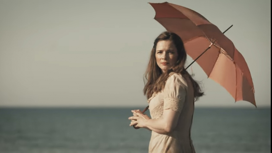 &Eta; &theta;&epsilon;&alpha;&tau;&rho;&iota;&kappa;ή &pi;&alpha;&rho;ά&sigma;&tau;&alpha;&sigma;&eta; &ldquo;&Phi;&iota;&lambda;&iota;ώ &Chi;&alpha;ϊ&delta;&epsilon;&mu;έ&nu;&omicron;&upsilon;&rdquo; &kappa;ά&nu;&epsilon;&iota; &pi;&rho;&epsilon;&mu;&iota;έ&rho;&alpha; &sigma;&tau;&eta; &Nu;. &Phi;&iota;&lambda;&alpha;&delta;έ&lambda;&phi;&epsilon;&iota;&alpha;