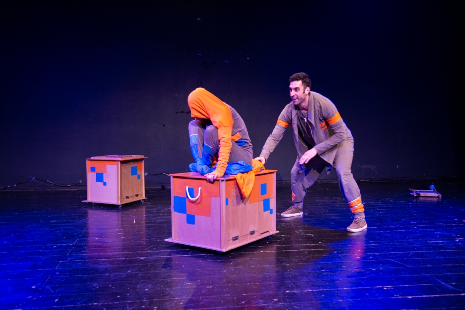 &laquo;&hellip; &kappa;&alpha;&iota; &beta;&gamma;&alpha;ί&nu;&omega;!&raquo; - &Sigma;ά&beta;&beta;&alpha;&tau;&omicron; 15 &Omicron;&kappa;&tau;&omega;&beta;&rho;ί&omicron;&upsilon; &sigma;&tau;&omicron; Studio M&alpha;&upsilon;&rho;&omicron;&mu;&iota;&chi;ά&lambda;&eta;.