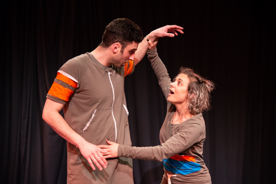 &laquo;&hellip; &kappa;&alpha;&iota; &beta;&gamma;&alpha;ί&nu;&omega;!&raquo; - &Sigma;ά&beta;&beta;&alpha;&tau;&omicron; 15 &Omicron;&kappa;&tau;&omega;&beta;&rho;ί&omicron;&upsilon; &sigma;&tau;&omicron; Studio M&alpha;&upsilon;&rho;&omicron;&mu;&iota;&chi;ά&lambda;&eta;.