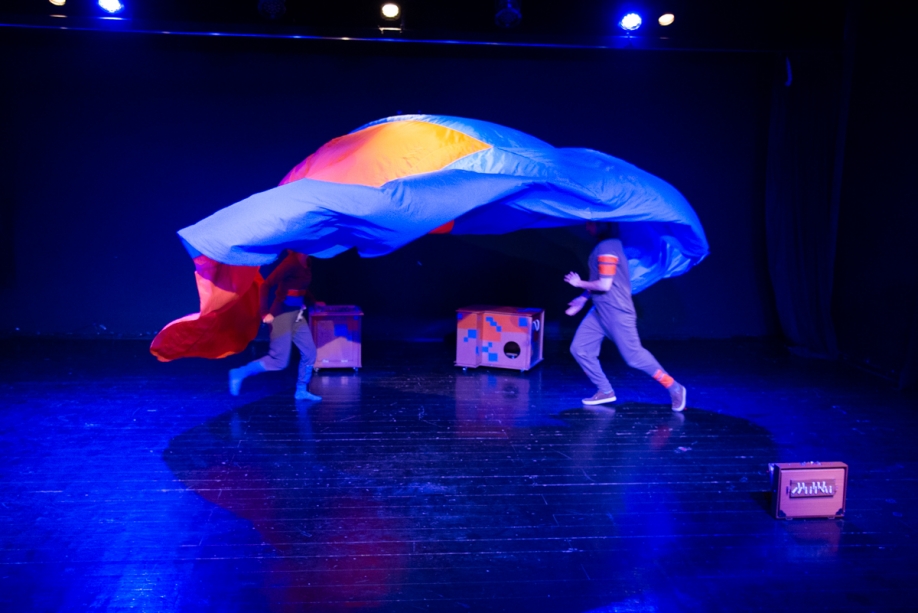 &laquo;&hellip; &kappa;&alpha;&iota; &beta;&gamma;&alpha;ί&nu;&omega;!&raquo; - &Sigma;ά&beta;&beta;&alpha;&tau;&omicron; 15 &Omicron;&kappa;&tau;&omega;&beta;&rho;ί&omicron;&upsilon; &sigma;&tau;&omicron; Studio M&alpha;&upsilon;&rho;&omicron;&mu;&iota;&chi;ά&lambda;&eta;.