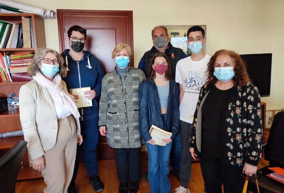 &Omicron;&iota; &mu;&alpha;&theta;&eta;&tau;έ&sigmaf; &tau;&omicron;&upsilon; 4&omicron;&upsilon; &Lambda;&upsilon;&kappa;&epsilon;ί&omicron;&upsilon; &Chi;&alpha;&lambda;&alpha;&nu;&delta;&rho;ί&omicron;&upsilon; &sigma;&upsilon;&nu;ά&nu;&tau;&eta;&sigma;&alpha;&nu; &tau;&omicron;&nu; &Delta;ή&mu;&alpha;&rho;&chi;&omicron; &zeta;&eta;&tau;ώ&nu;&tau;&alpha;&sigmaf; &epsilon;&nu;ί&sigma;&chi;&upsilon;&sigma;&eta; &tau;&omicron;&upsilon; &eta;&lambda;&epsilon;&kappa;&tau;&rho;&omicron;&nu;&iota;&kappa;&omicron;ύ &epsilon;&xi;&omicron;&pi;&lambda;&iota;&sigma;&mu;&omicron;ύ &tau;&omicron;&upsilon; &sigma;&chi;&omicron;&lambda;&epsilon;ί&omicron;&upsilon; &tau;&omicron;&upsilon;&sigmaf;