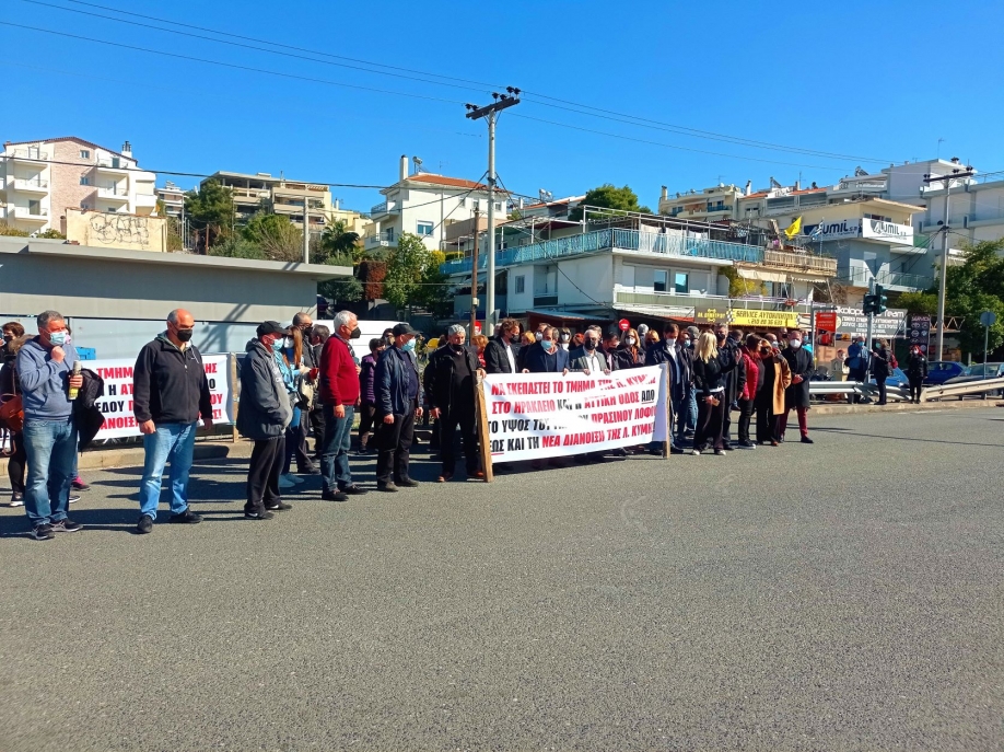 Σε συμβολικό αποκλεισμό της Λ. Κύμης προχώρησαν παρατάξεις και κάτοικοι του Ηρακλείου