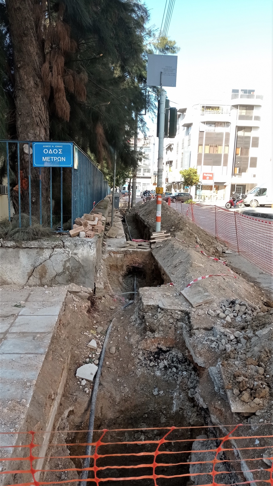 &Phi;έ&rho;&nu;&omicron;&upsilon;&nu; &alpha;&pi;&omicron;&tau;έ&lambda;&epsilon;&sigma;&mu;&alpha; &tau;&alpha; &rho;&epsilon;&pi;&omicron;&rho;&tau;ά&zeta; &tau;&eta;&sigmaf; Έ&kappa;&phi;&rho;&alpha;&sigma;&eta;&sigmaf; - &laquo;&Kappa;ά&tau;&iota; &kappa;&iota;&nu;&epsilon;ί&tau;&alpha;&iota;&raquo; &sigma;&tau;&eta;&nu; &Pi;&alpha;&nu;&alpha;&gamma;&omicron;ύ&lambda;&eta; (&phi;&omega;&tau;&omicron;&gamma;&rho;&alpha;&phi;ί&epsilon;&sigmaf; &kappa;&alpha;&iota; &beta;ί&nu;&tau;&epsilon;&omicron;)