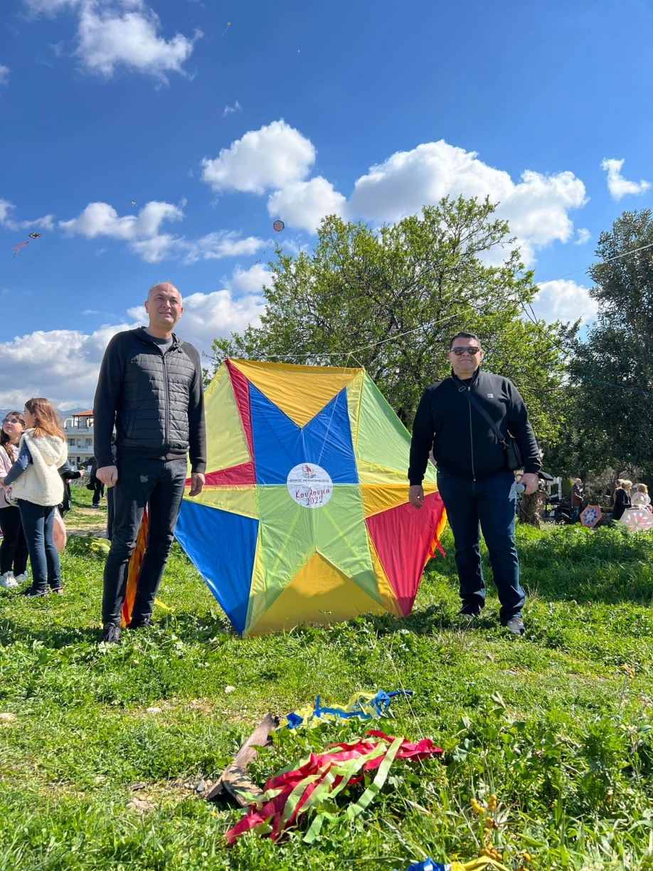 Φωτορεπορτάζ από το αποκριάτικο λεωφορείο και τα Κούλουμα στον Δήμο Μεταμόρφωσης.