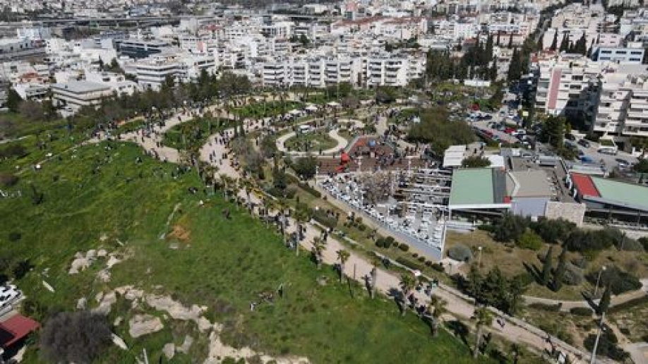 Φωτορεπορτάζ από το αποκριάτικο λεωφορείο και τα Κούλουμα στον Δήμο Μεταμόρφωσης.