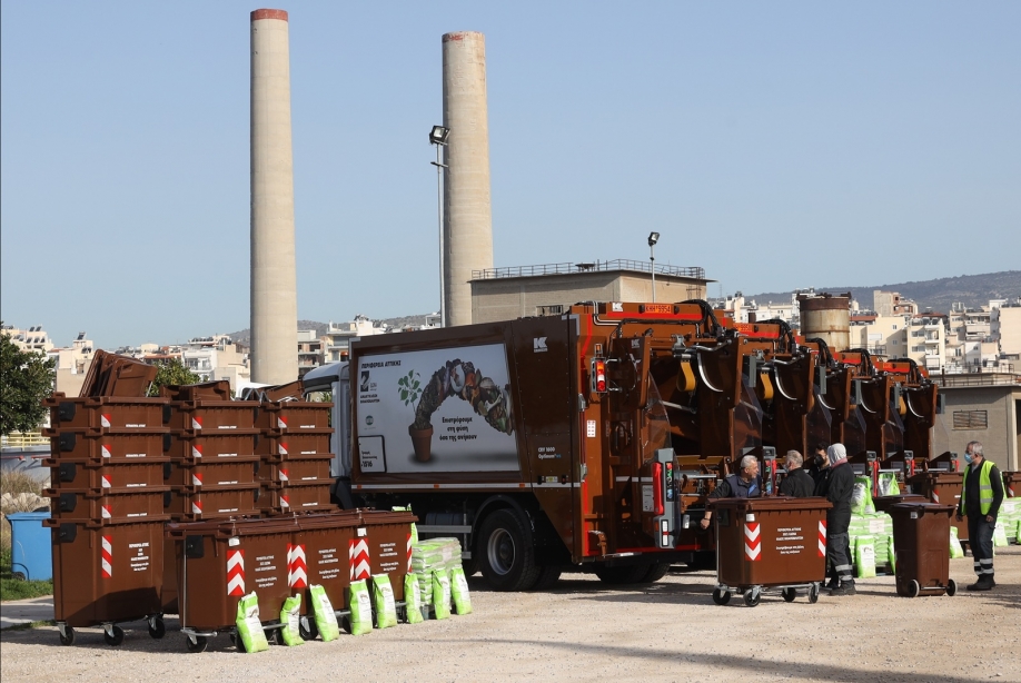 Παράδοση 5 απορριμματοφόρων συλλογής βιοαποβλήτων και καφέ κάδων ειδικής ανακύκλωσης από την Περιφέρεια Αττικής στον Δήμο Κερατσινίου