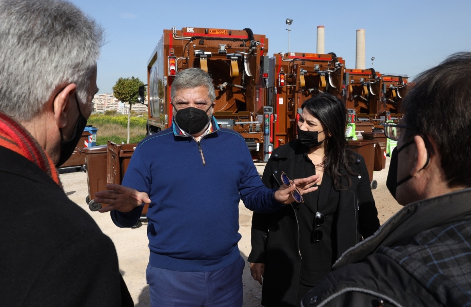 Παράδοση 5 απορριμματοφόρων συλλογής βιοαποβλήτων και καφέ κάδων ειδικής ανακύκλωσης από την Περιφέρεια Αττικής στον Δήμο Κερατσινίου