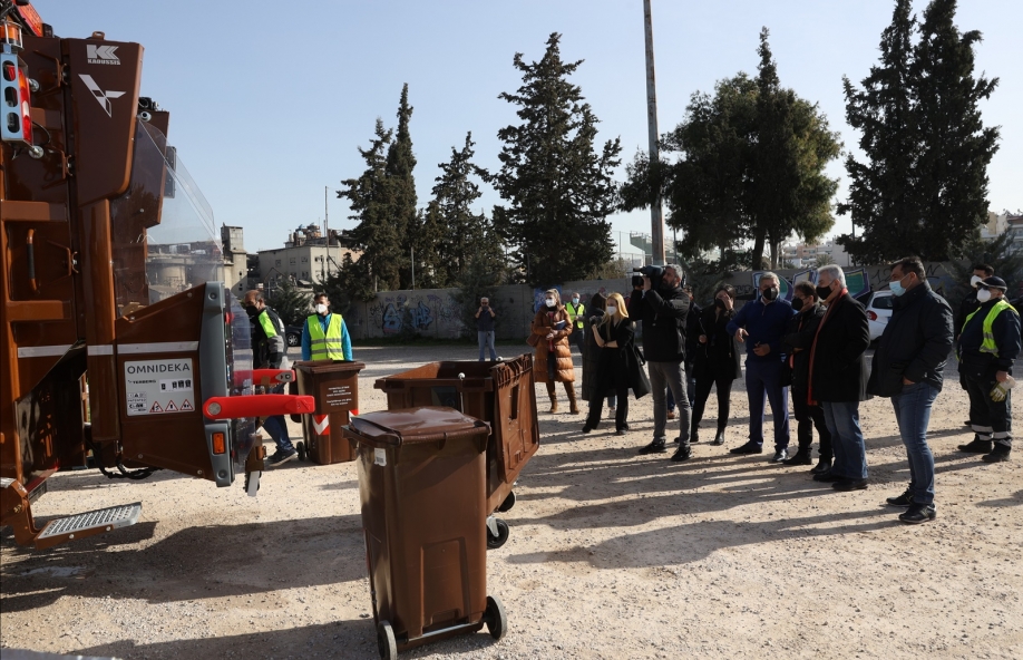 Παράδοση 5 απορριμματοφόρων συλλογής βιοαποβλήτων και καφέ κάδων ειδικής ανακύκλωσης από την Περιφέρεια Αττικής στον Δήμο Κερατσινίου